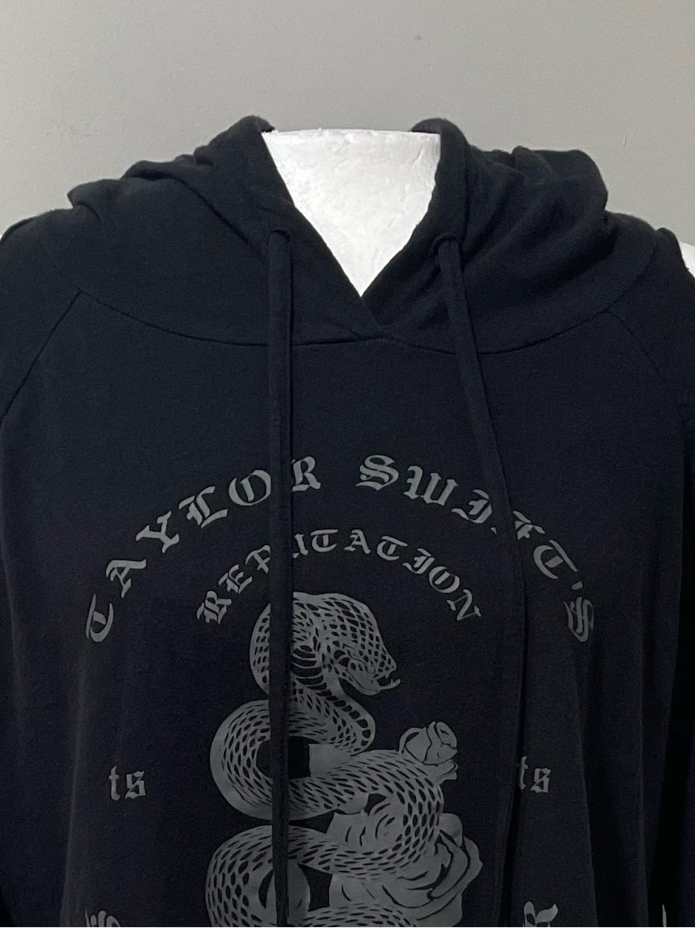 Taylor Swift Reputation Stadium Tour Raw Crop Hem Cut Out Shoulder Edgy Hoodie T - Picture 2 of 11
